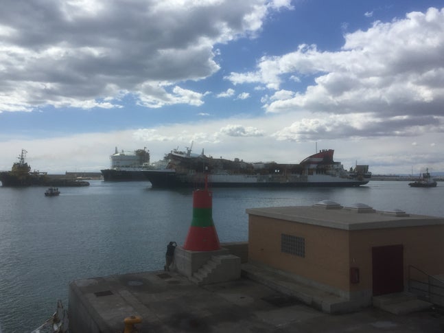 El buque Sorrento abandona Sagunto diez meses después