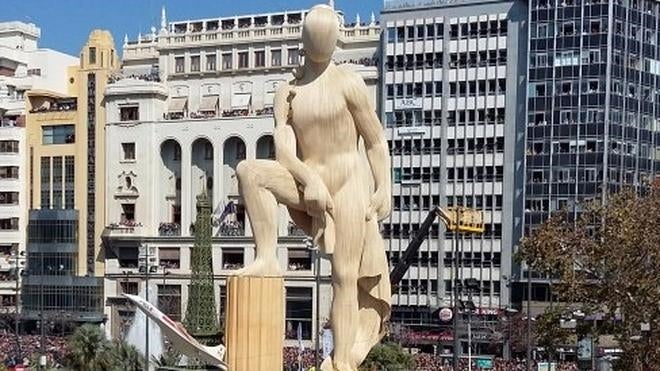 El montaje de la falla municipal sigue tras el fallo del espectáculo nocturno