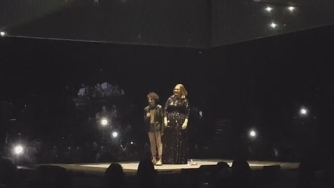 Adele cumple el sueño de una niña autista