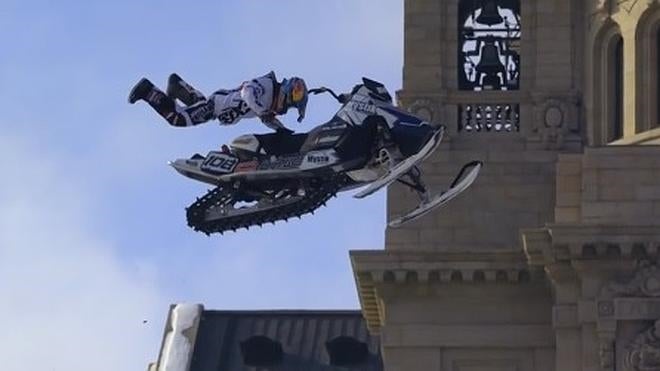 Increíble recorrido de una moto de nieve por Saint Paul