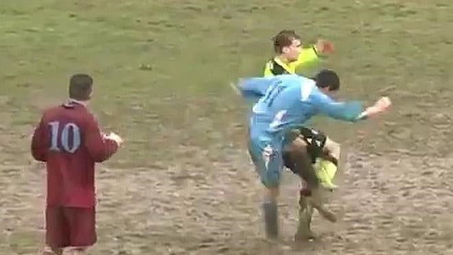 La pasmosa reacción de un árbitro tras ser agredido por un jugador