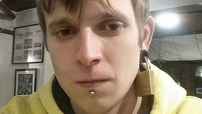 Un desconocido le cuelga un candado de la oreja y desaparece con la llave