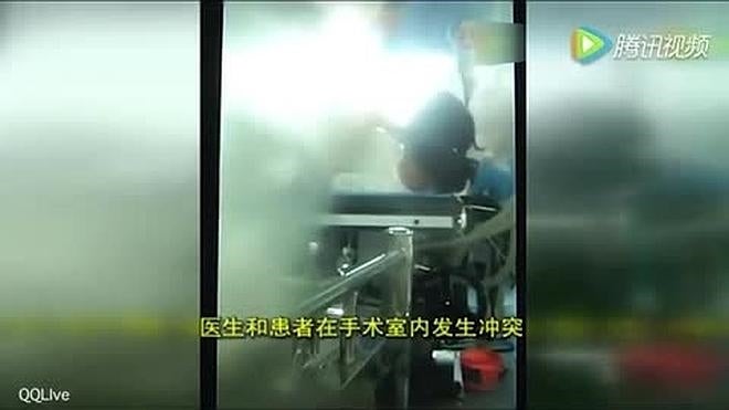 Una cirujana golpea a su paciente en China