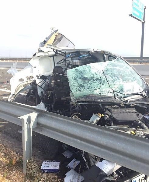 Un vehículo impacta contra una furgoneta parada en la A-38 a la altura de Sollana