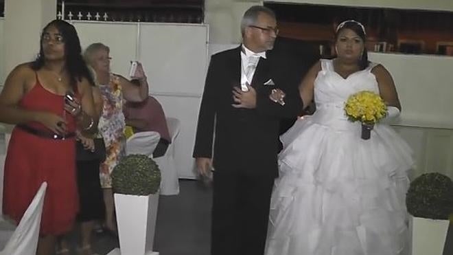 El Dj de la boda arruina la entrada de la novia