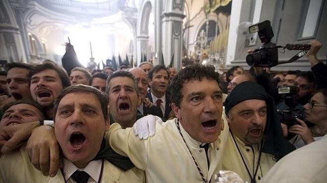Antonio Banderas no falta a su cita con la procesión