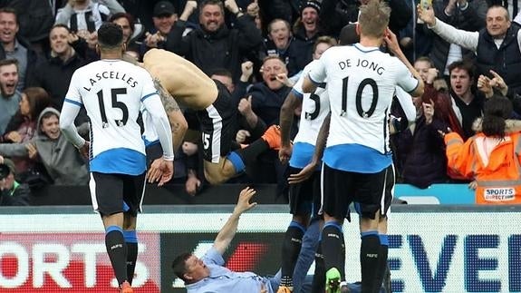 VÍDEO | Celebración gol Mitrovic (Newcastle) con un aficionado