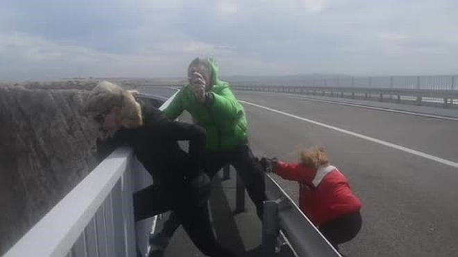 Ponen en peligro su vida por hacerse un selfie