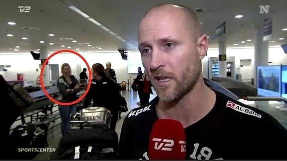 Una mujer desaparece en directo durante una entrevista de televisión