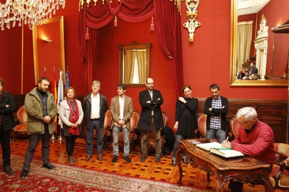 Novo ratifica ante el fiscal la denuncia del PP por el viaje de Ribó a Galicia