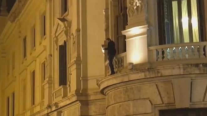 Un joven trepa por la fachada del Ayuntamiento de Valencia