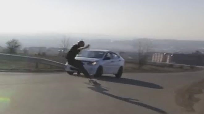 Se empotra contra un coche a 70km/h mientras practica con su monopatín