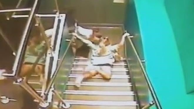 La caída en un discoteca que se vuelve viral