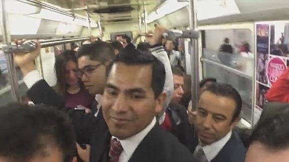 La reacción de la gente al toparse con políticos en el metro