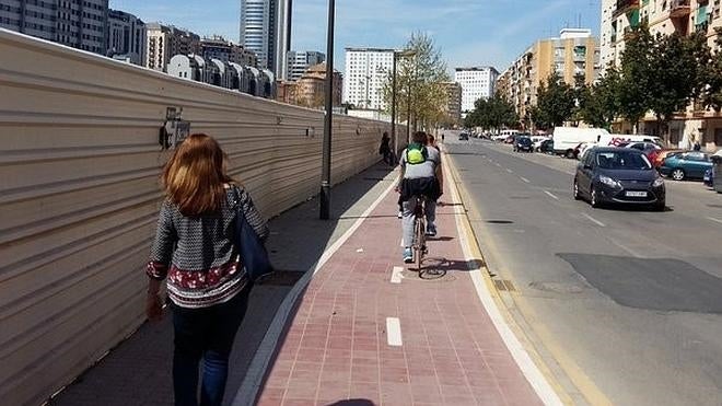 «Señor Grezzi, las bicis caben bien, los peatones sortean obstáculos»