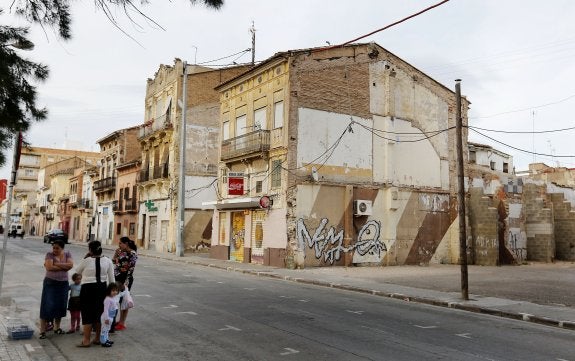 Vecinos del Cabanyal recriminan a Ribó la falta de medidas para rehabilitar el barrio