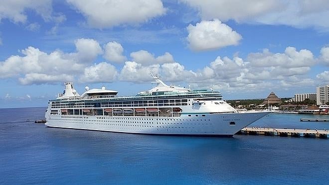 Una jubilada nada hacia mar abierto para alcanzar un crucero