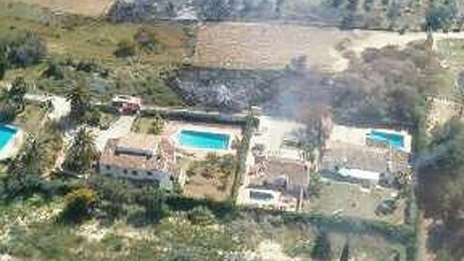 Desalojos y un hombre atendido por un incendio que amenazaba chalés en Xàbia