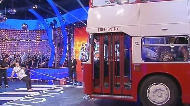 Arrastra con su pelo un bus doble lleno de gente