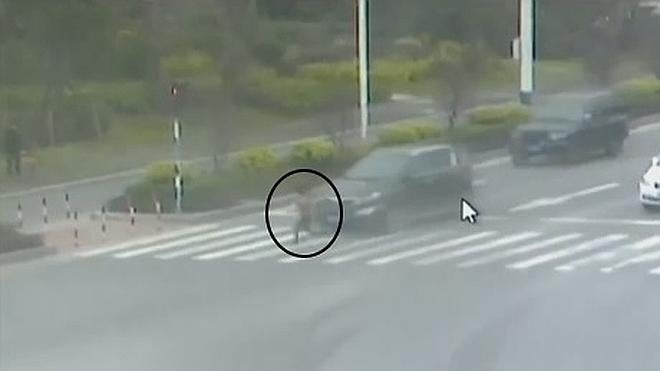 Atropellada por dos coches mientras cruzaba la calle