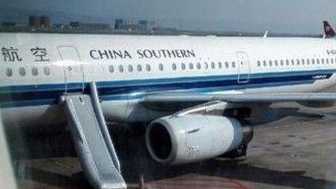 Confunde la puerta de emergencia de un avión chino con un baño
