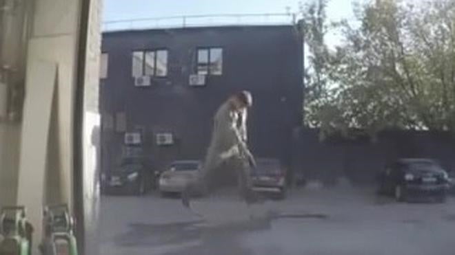 Un Iron Man entre mangueras