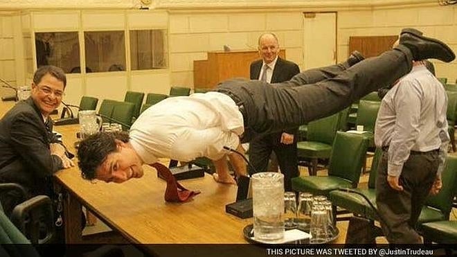 Una foto del primer ministro canadiense haciendo yoga revoluciona las redes