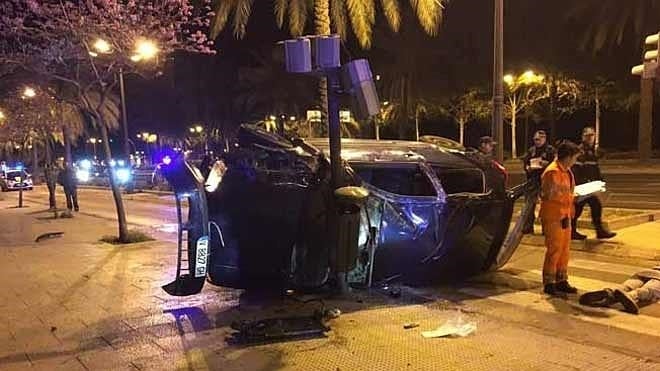 Huyen tras robar en una tienda de telefonía y acaban volcando en el bulevar sur