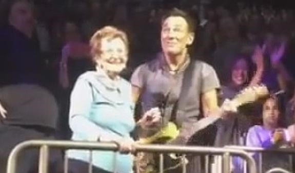 Bruce Springsteen baila con su mejor fan, su madre