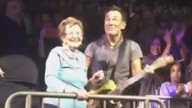 Bruce Springsteen baila con su mejor fan, su madre