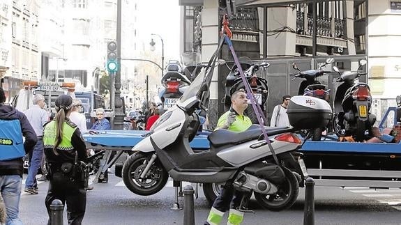 Las motos que aparquen en las aceras del Ensanche seguirán sin ser multadas