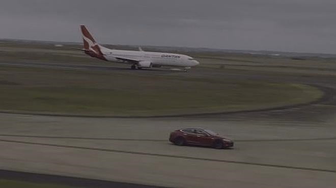 Carrera entre un avión y un coche eléctrico, ¿por cuál apuestas?