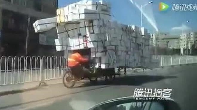 Desafia la gravedad sobre una moto cargada de cajas