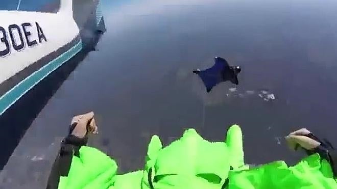 El choque de dos paracaidistas en el aire