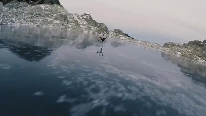 Espectacular ejercicio de patinaje artístico en un lago congelado