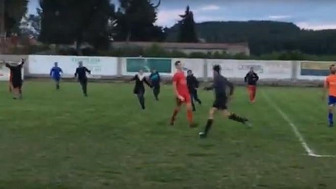 Un árbitro, agredido por jugadores y aficionados en un partido en Senyera