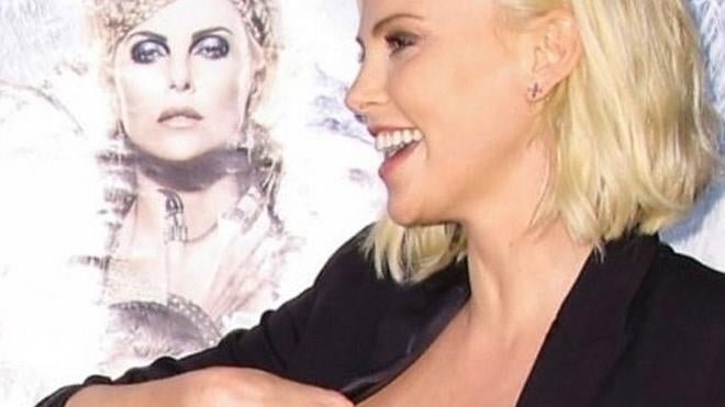 Charlize Theron enseña un pezón tras un descuido