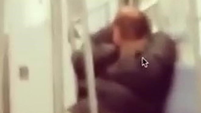 ¿Te imaginas despertar con una rata en tu regazo?
