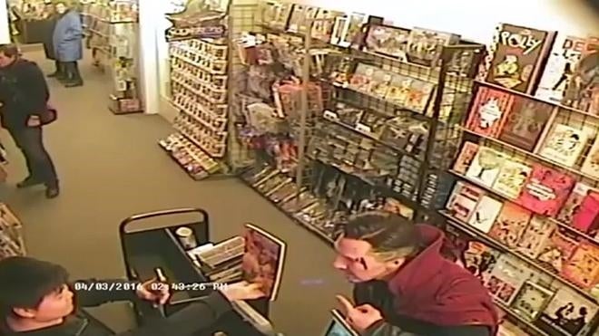 Benedict Cumberbatch visita una tienda de cómics disfrazado de su próximo personaje