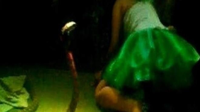 Muere la cantante Irma Bule en un concierto en directo tras moderle una cobra