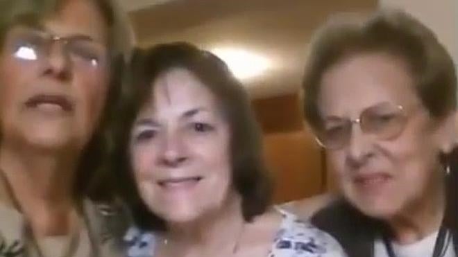 Cuando tu abuela y sus amigas tratan de hacerse un selfie