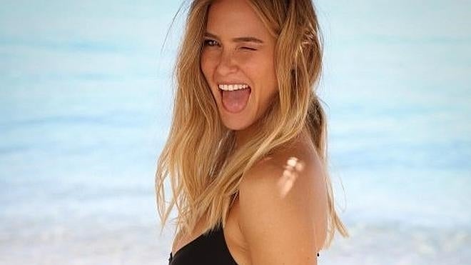 Bar Refaeli luce la tripita de su primer embarazo