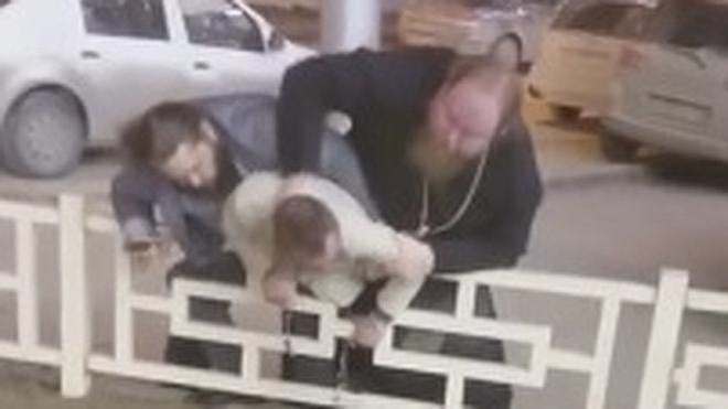 El exsacerdote que golpea a un empresario ruso
