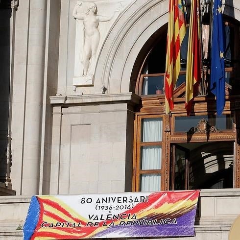 Ribó desoye al Gobierno y mantendrá la pancarta republicana en el balcón del Ayuntamiento