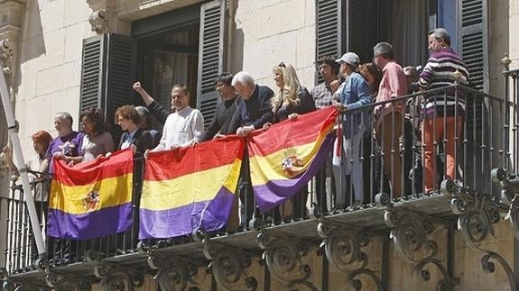 Guanyar exhibe la bandera tricolor en el balcón del Ayuntamiento de Alicante