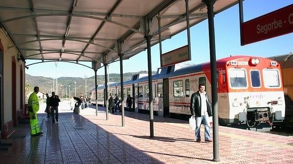 Los pasajeros del tren Valencia-Teruel viajan en autobús por falta de maquinistas