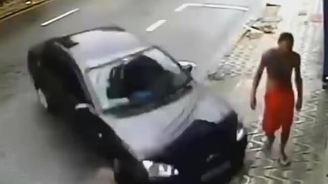 A centímetros de ser aplastado por un coche