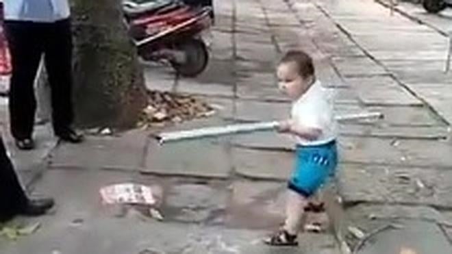 El niño que defiende a su abuela armado con un tubo de acero