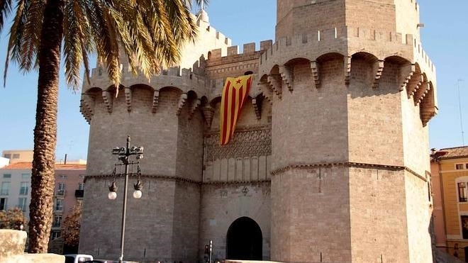 Una estelada independentista en las Torres de Serranos