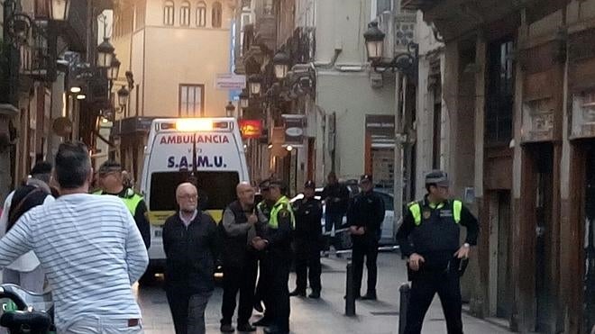 Un hombre apuñala a una mujer de 28 años en la calle Caballeros de Valencia